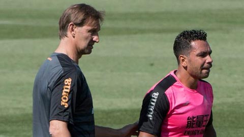 Tony Adams đã có buổi tập đầu tiên cùng Granada