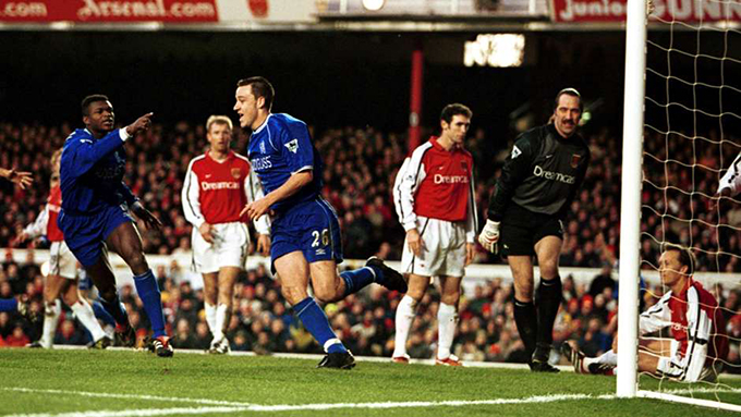 Terry được đôn lên đội 1 Chelsea mùa 2000/01, nhưng phải tới tháng 11/2000 mới có trận đá chính đầu tiên