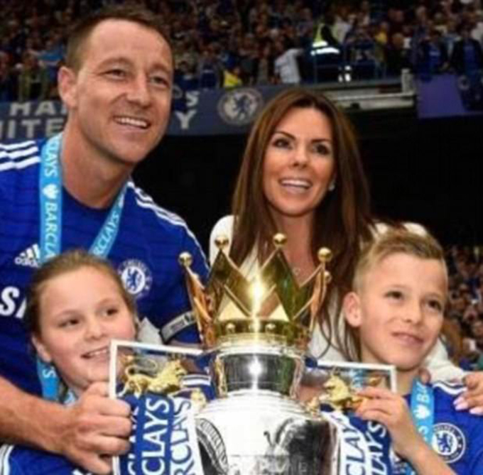 Terry ăn mừng danh hiệu vô địch Ngoại hạng Anh cùng gia đình
