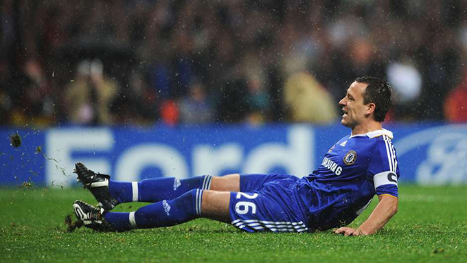 Đêm Moscow đầy mưa và nước mắt, khi Terry trượt chân và thực hiện hỏng ăn quả 11m khiến Chelsea để thua M.U 5-6 ở loạt sút luân lưu và nhìn đối thủ lên ngôi vô địch Champions League