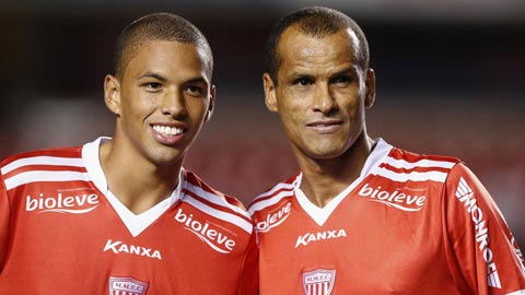 Rivaldo cùng cậu con trai Rivaldinho trong màu áo Mogi Mirim