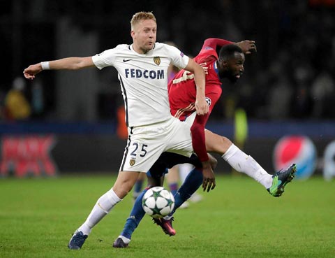 Kamil Glik (áo sáng), thủ lĩnh hàng thủ Monaco, luôn thi đấu lăn xả, là chỗ dựa tin cậy cho các đồng đội