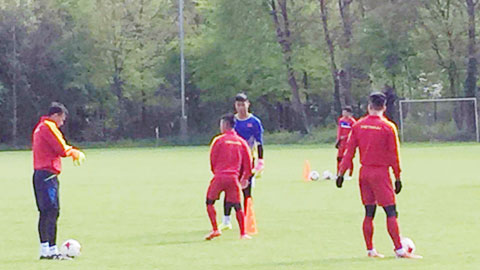 Các tuyển thủ U20 Việt Nam chia tổ trực nhật tại Đức