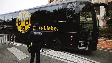 Xe buýt chở cầu thủ Dortmund lại bị làm phiền