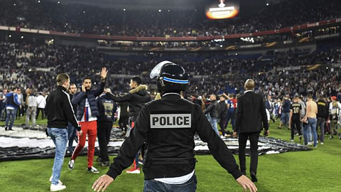 Lyon và Besiktas bị cấm thi đấu tại châu Âu trong 2 năm