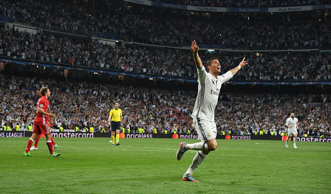 Ronaldo tỏa sáng với một hat-trick đưa Real tiến thẳng bán kết