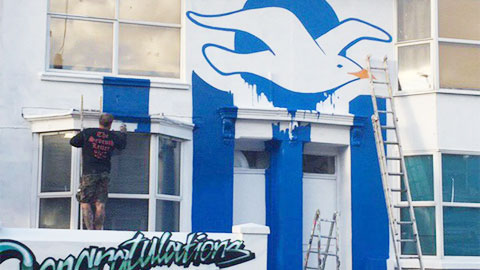 Hậu trường sân cỏ 21/4: Fan cuồng sơn cả nhà mừng Brighton thăng hạng