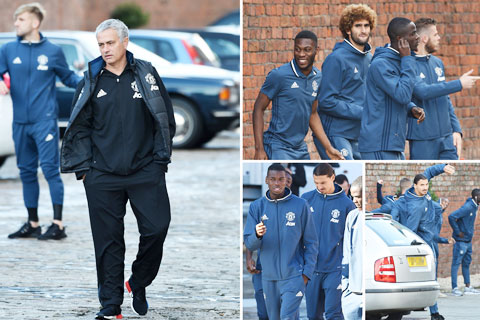 Mourinho bắt học trò khởi động ở bãi đậu xe hòng cầu may