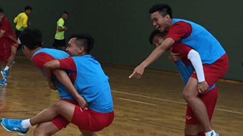 U20 Việt Nam tập chiêu cực dị trong sân futsal