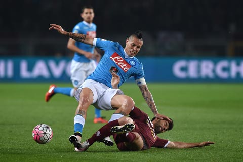 Hamsik (trái) mắc lỗi trong một bàn thua của Napoli