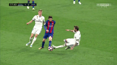 Đội trưởng Ramos nhận thẻ đỏ rời sân sau pha vào bóng bằng hai chân