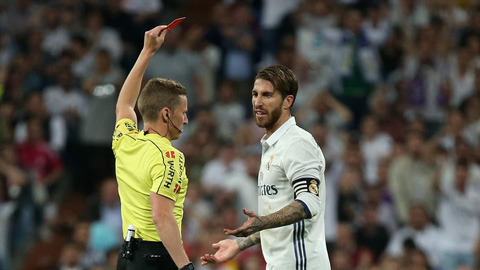 Ramos nhận thẻ đỏ trực tiếp vì đạp Messi