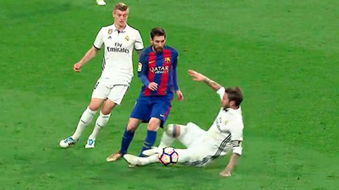 Pha vào bóng mang tính triệt hạ Messi của Ramos
