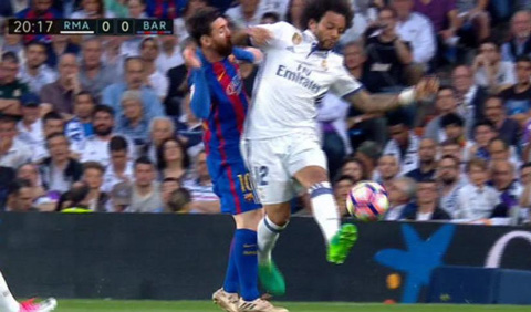 Marcelo cũng rất tiểu xảo trong tình huống thúc cùi chỏ vào mặt Messi