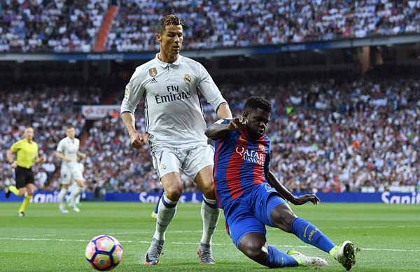 Real bị từ chối quả phạt đền ngay phút thứ 2 khi Ronaldo bị Umtiti phạm lỗi trong vòng cấm