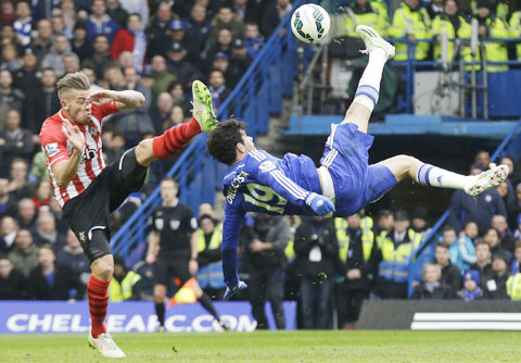 Điểm tựa sân nhà sẽ giúp Chelsea (phải) đánh bại Southampton để bứt xa trong cuộc đua vô địch