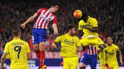 Atletico (áo sọc) và Villarreal đang sở hữu những hàng thủ hay nhất La Liga mùa này