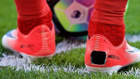 Vì sao Coutinho khoét lỗ trên gót giày?