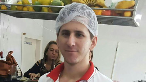 Nhân viên làm bánh gây sốt nhờ giống Messi như 2 giọt nước