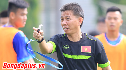 HLV Hoàng Anh Tuấn chưa hài lòng với hai tiền vệ trung tâm