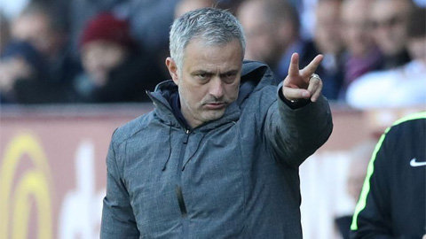 HLV Mourinho mở màn cuộc chiến tâm lý trước trận derby Manchester
