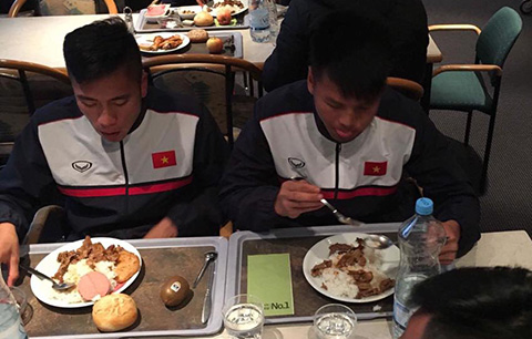 Bữa cơm Việt Nam tuyệt ngon của đội U20 Việt Nam tại Đức