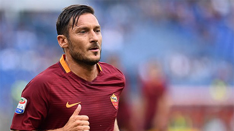 Totti nhận giày vàng sau 25 năm tận tụy với Roma