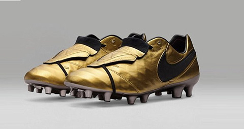 Cận cảnh đôi giày vàng của Totti