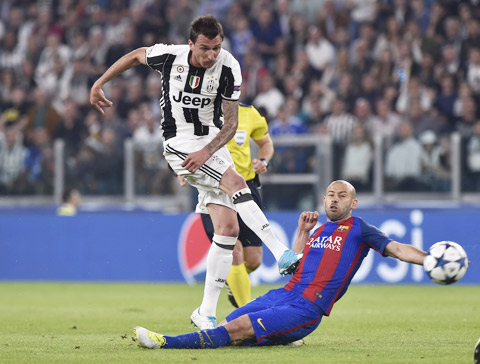 Sự đa năng của Mandzukic (trên) đang giúp cỗ máy tấn công Juventus hoạt động hiệu quả