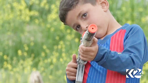 Chú bé này bị IS bắt cóc từ hồi 3 tuổi vì tên là Messi giờ đây chỉ thích chơi với súng