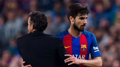 Enrique bênh vực người hùng Gomez ở đại thắng của Barca