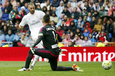 Trên sân nhà, Real Madrid (áo sáng) sẽ trả hận Valencia sau khi thua 1-2 ở lượt đi