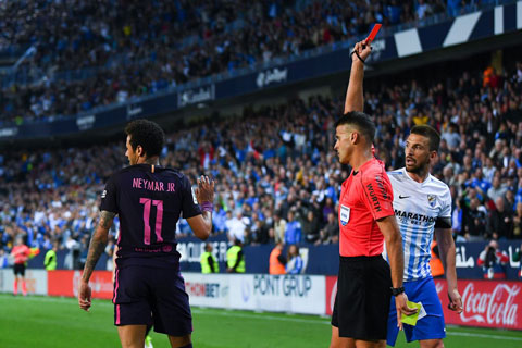 Neymar nhận thẻ đỏ vì cái vỗ tay dại dột