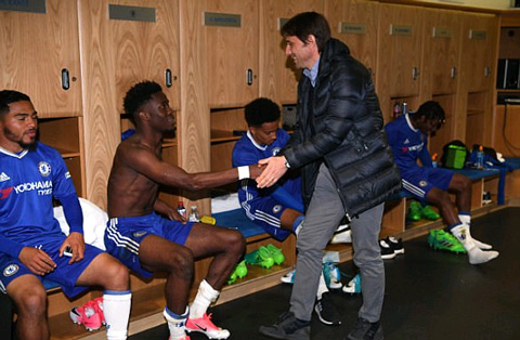 Conte vào phòng thay đồ chúc mừng đội trẻ Chelsea