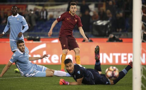 Roma (áo sẫm) chưa từng thua Lazio tại Serie A từ năm 2013 đến nay, với 8 trận bất bại