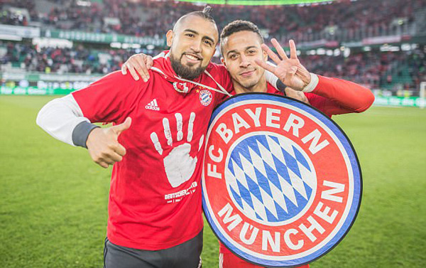 Vidal ăn mừng chiến thắng cùng người đồng đội Thiago Alcantara