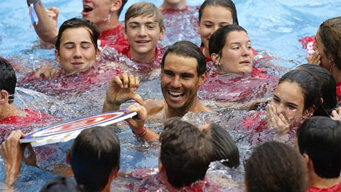 Nadal lao xuống hồ ăn mừng cùng đám trẻ ở Barcelona