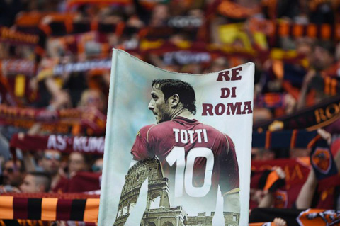 Thật khó khăn cho Totti khi phải nói lời chia tay Roma trong những trận derby thủ đô Roma