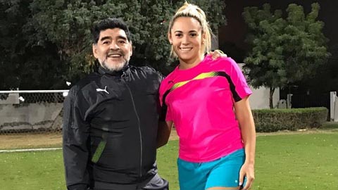 Hậu trường sân cỏ 3/5: Bạn gái Maradona ghi bàn... bằng tay