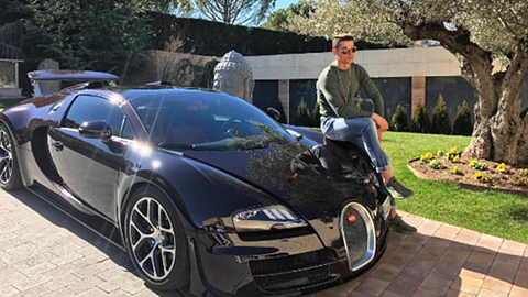 Bức ảnh chụp bên cạnh chiếc Bugatti của Ronaldo cũng thu hút hơn 4 triệu like trên Instagram