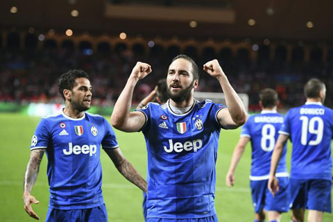 Alves và Higuain có một ngày thi đấu chói sáng