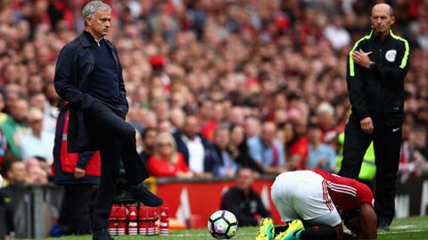 Trước đại chiến Arsenal - M.U: Mourinho tung khăn trắng?
