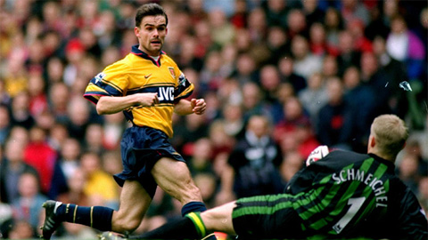 M.U 0-1 Arsenal (vòng 31, mùa 1997/98): Overmars xoay chuyển cuộc đua vô địch