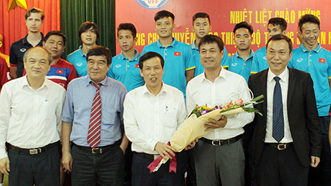 Bộ trưởng Bộ Văn hóa, Thể thao và Du lịch Nguyễn Ngọc Thiện thăm U20 và U22 Việt Nam