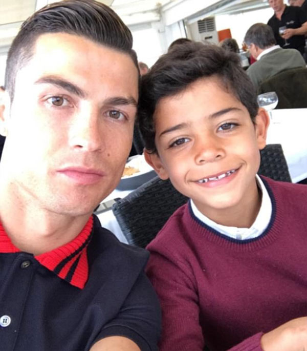 5. Ronaldo chụp selfie với con trai 7 tuổi - 3.763.442 lượt like