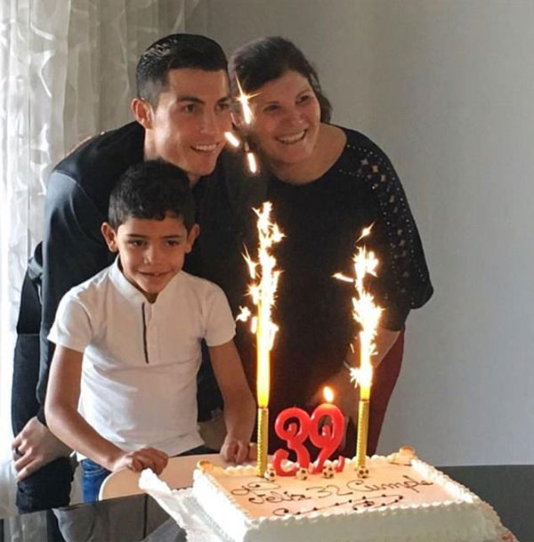 6. Ronaldo khoe ảnh sinh nhật với mẹ đẻ và cậu con trai 7 tuổi - 3.636.956 lượt like
