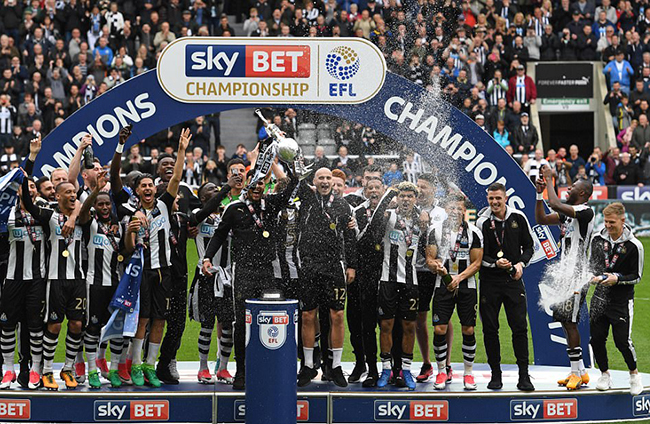 Newcastle lên ngôi vô địch Hạng nhất Anh và trở lại Ngoại hạng Anh chỉ sau một mùa xuống hạng