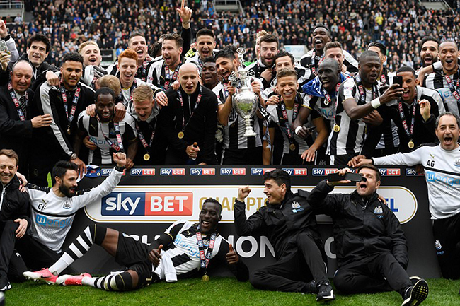 Niềm vui chiến thắng của các cầu thủ Newcastle