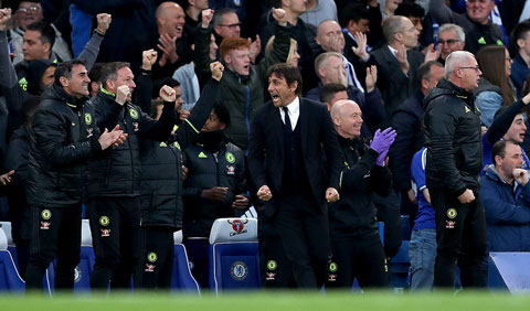 Conte và các cộng sự ăn mừng chiến thắng của Chelsea