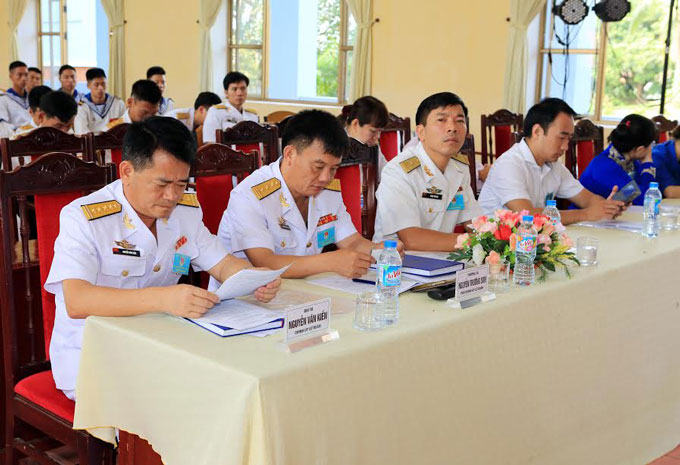 Chính ủy Lữ đoàn 147 - Đại tá Nguyễn Văn Kiền (ngoài cùng bên trái)